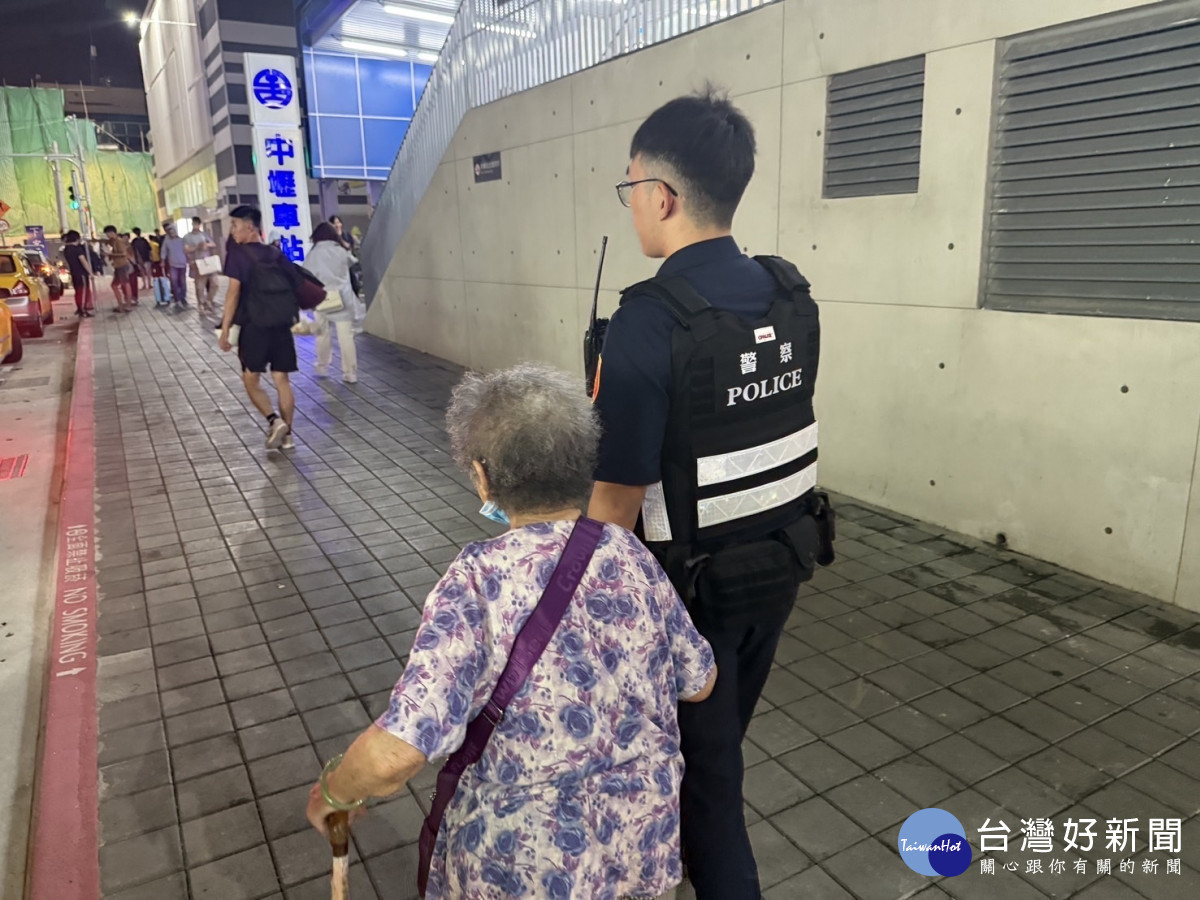 97歲的謝阿嬤外出忘記回家的路，有熱心的路人報警，警察將她送回家。