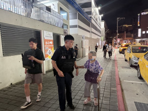 97歲的謝阿嬤外出忘記回家的路，有熱心的路人報警，警察將她送回家。