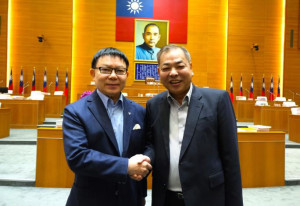 副縣長陳見賢(右)代表楊縣長感謝新竹縣議會的支持。