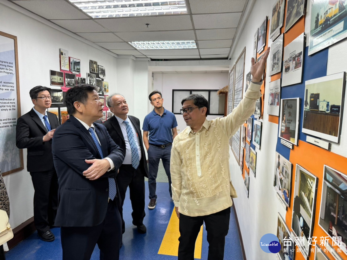 台灣外科醫學會理事長蔡建松(左三)與秀傳黃士維院長(左一)參觀菲律賓外科醫院。圖／秀傳醫院提供