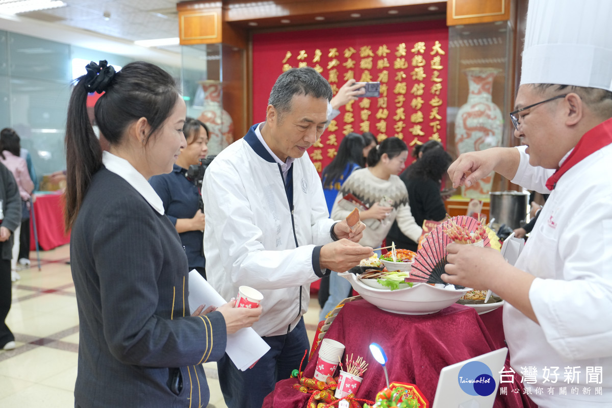 桃園市政府於市府一樓川堂舉辦「品年菜 迎新春 暖心圍爐慶團圓」記者會。