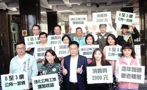 蔡銘軒在黨內同志陪同下登記參選草屯鎮長補選。（記者扶小萍攝）