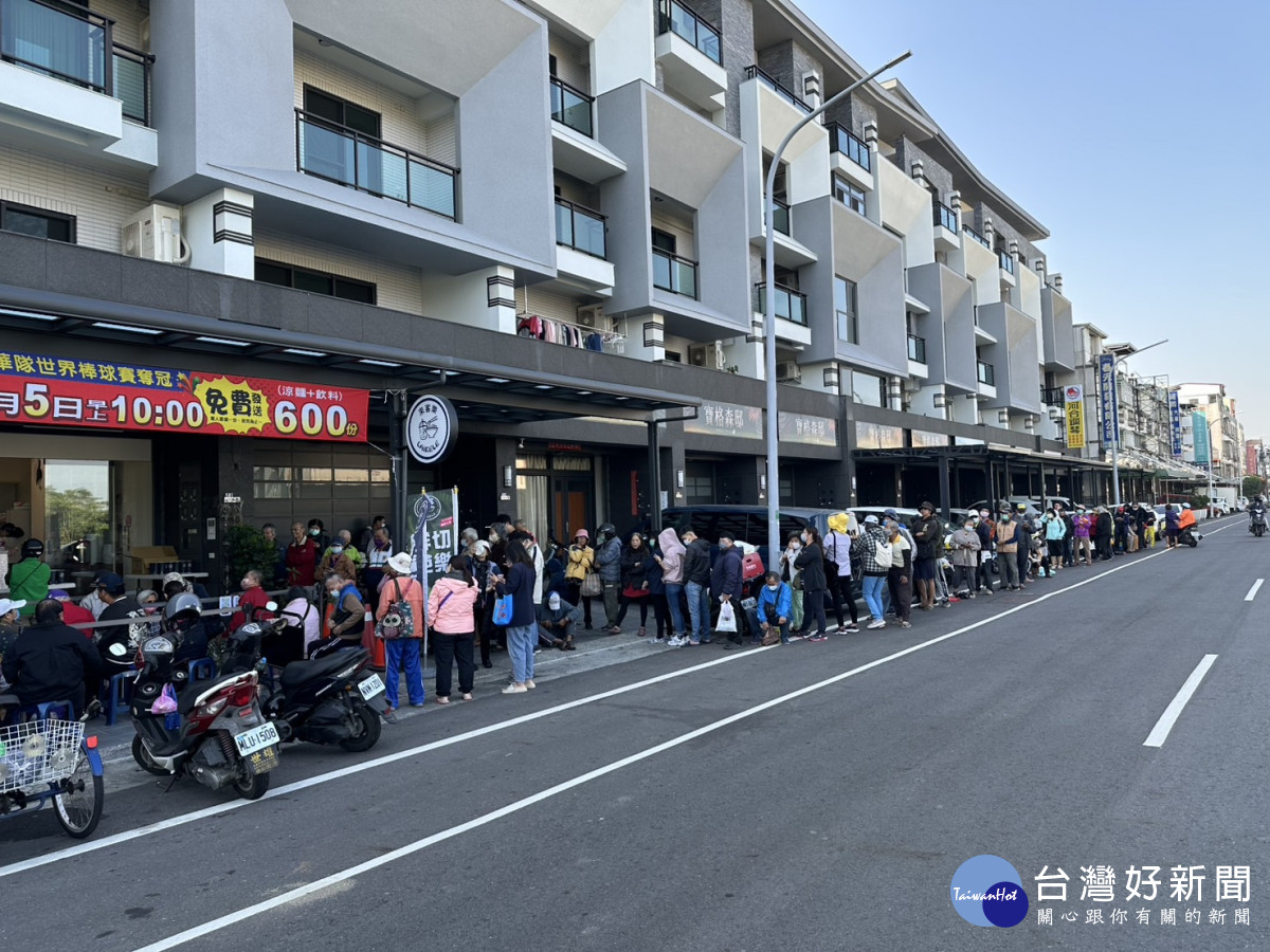 店門口出現民眾大排長龍，600份限量涼麵套餐在短短一個半小時就發送完畢／陳致愷翻攝