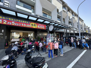 涼麵店門口出現民眾大排長龍，600份限量涼麵套餐在短短一個半小時就發送完畢／陳致愷翻攝