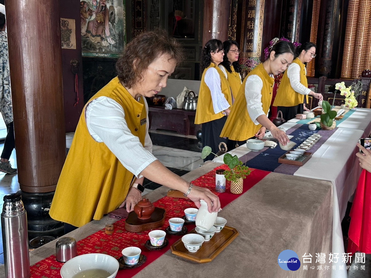 活動中有茶狀元泡茶敬神儀式十分隆重。（工藝茶文化研究協會提供）<br />
