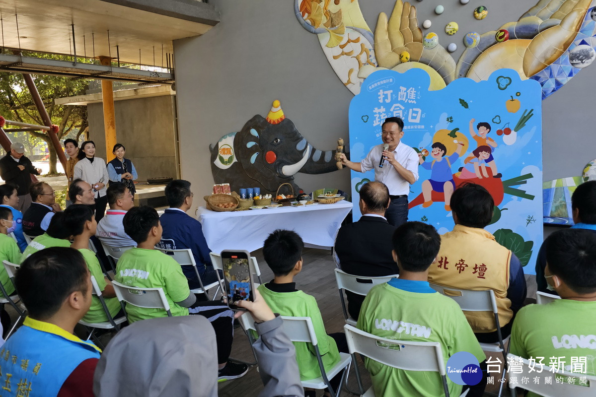 桃園市副市長蘇俊賓出席「龍潭龍元宮建廟二百年－打醮蔬食日食農教育推動計畫」。<br />
