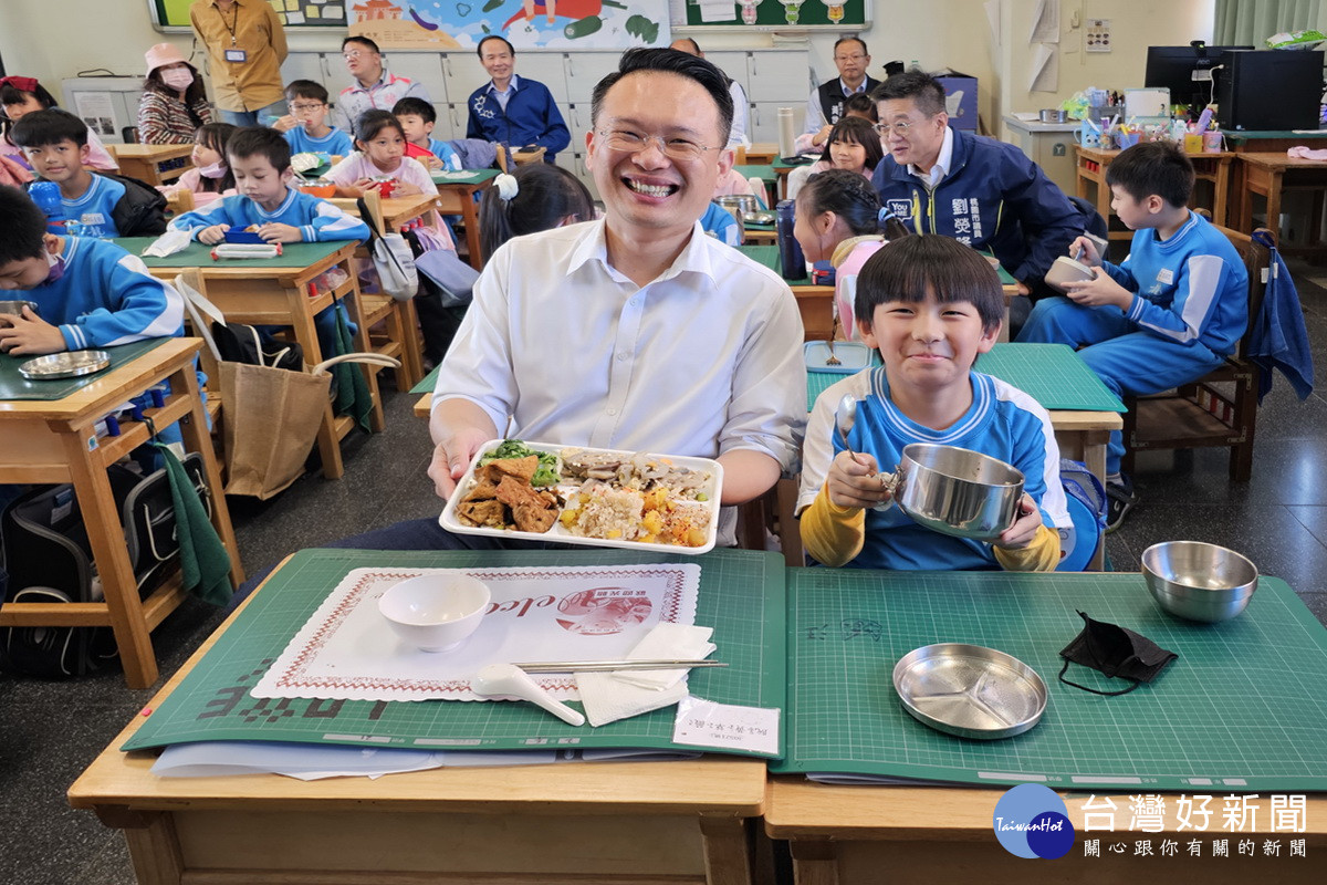 桃園市副市長蘇俊賓和小朋友們共進營養蔬食午餐。