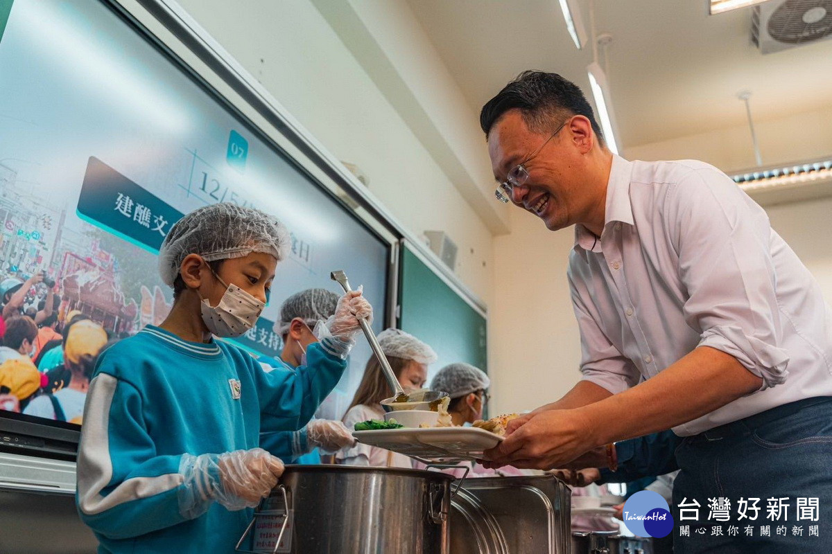 桃園市副市長蘇俊賓和小朋友們共進營養蔬食午餐。