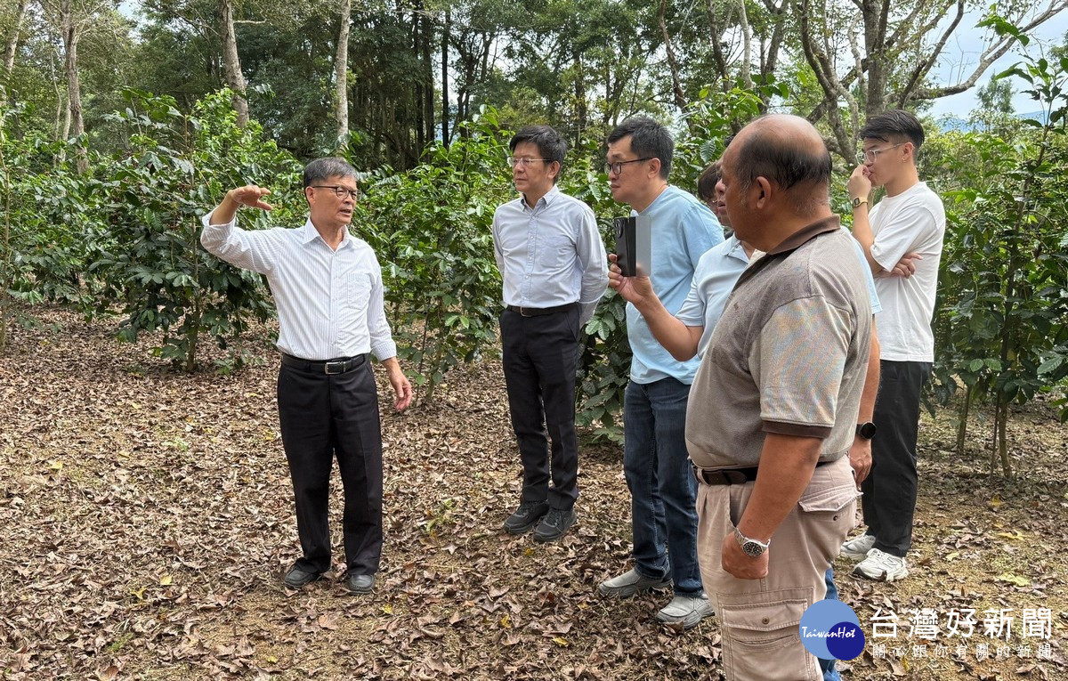 暨大教授鄭健雄(左一)在暨大咖啡園講授咖啡園的田間管理。（暨大提供）