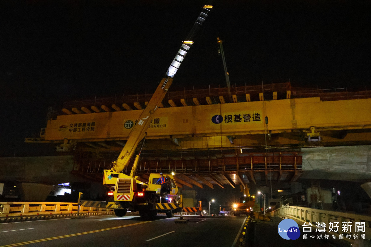 嘉義市北興陸橋上空今（6）日凌晨完成跨越合攏作業/嘉義市府提供