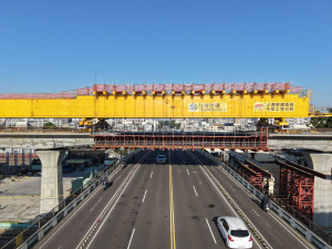 嘉義市北興陸橋上空今（6）日凌晨完成跨越合攏作業/嘉義市府提供