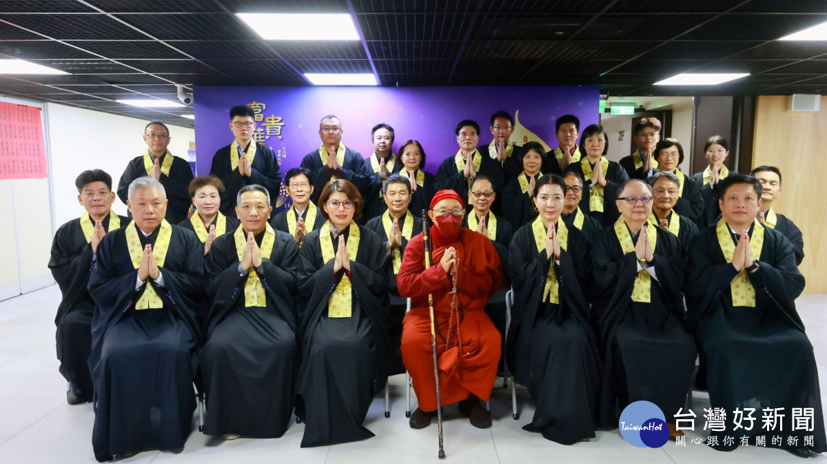 華嚴法會啟建，多位貴賓蒞臨現場，心道法師與貴賓合影。(圖片提供/靈鷲山佛教教團)