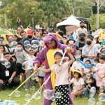 ▲「香蕉派對」週末登場，哈瑪星鐵道園區上演多組親子節目帶動現場氣氛。