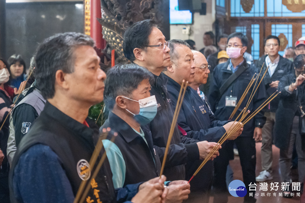 張市長和與會貴賓上香祈福。