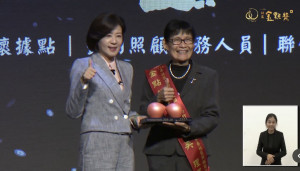 立委王育敏頒獎予理事長周雪美