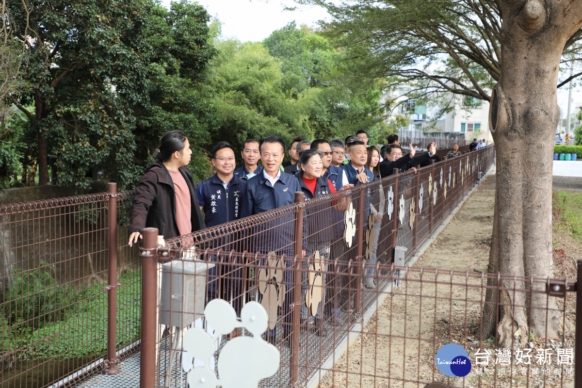 嘉義縣長翁章梁前往視察打貓綠川廊道，行走近2公里健行步道，大讚猶如走在日本的街道／嘉義縣府提供