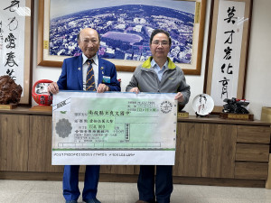 南投扶輪社陳社長（左）捐贈15萬元予爽文國中國樂團。（記者扶小萍攝）