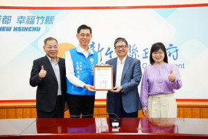 新聞處長顏章聖代表獻獎，將榮耀分享給縣長楊文科及全體縣民。