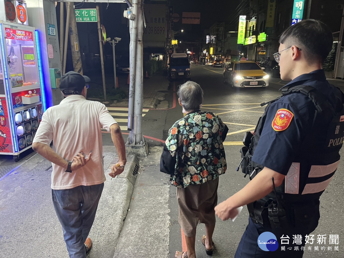 中壢警分局青埔派出所貼心的將迷途30多公里的85歲李婦，載返新北市三重區的家。