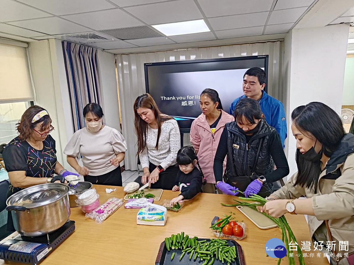 菲律賓新住民林瑞莎帶領學員製作菲律賓酸湯