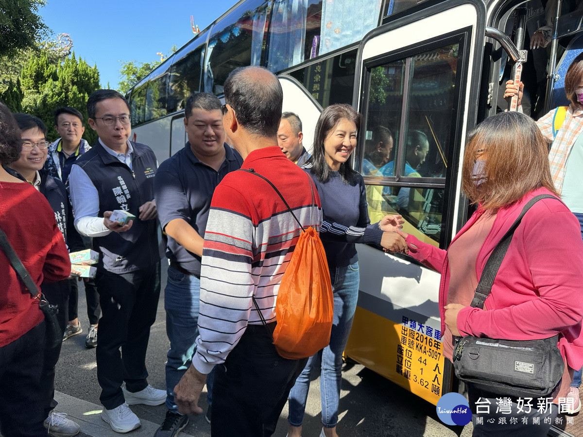 許縣長游立委等歡迎台灣好行第一批遊客抵受天宮。（記者扶小萍攝）