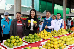 許淑華縣長為地方水果代言歡迎大家選購。（記者扶小萍攝)