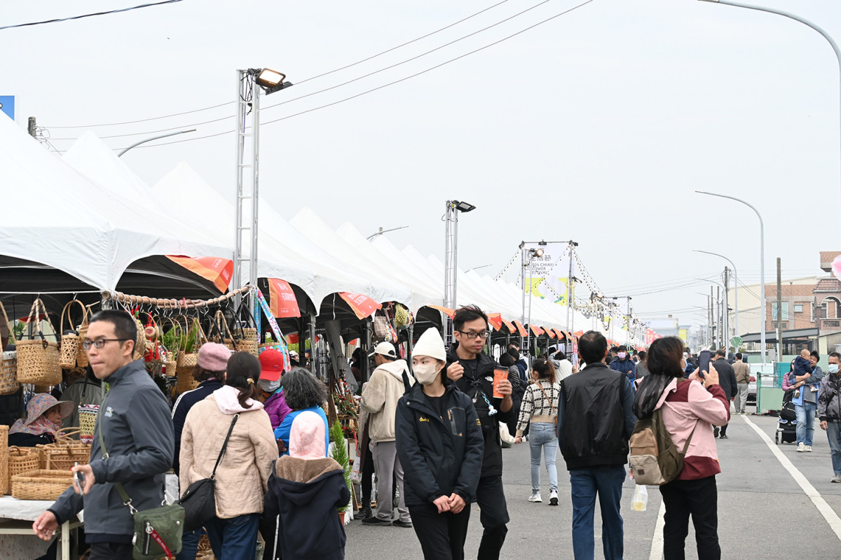 民眾賞花、拍照之餘，還可逛逛有永續概念的環保市集／陳致愷攝影