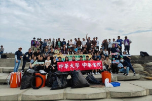 眾人在漁港周邊展開清理工作，共收集了約400公斤的塑膠瓶、漁網。