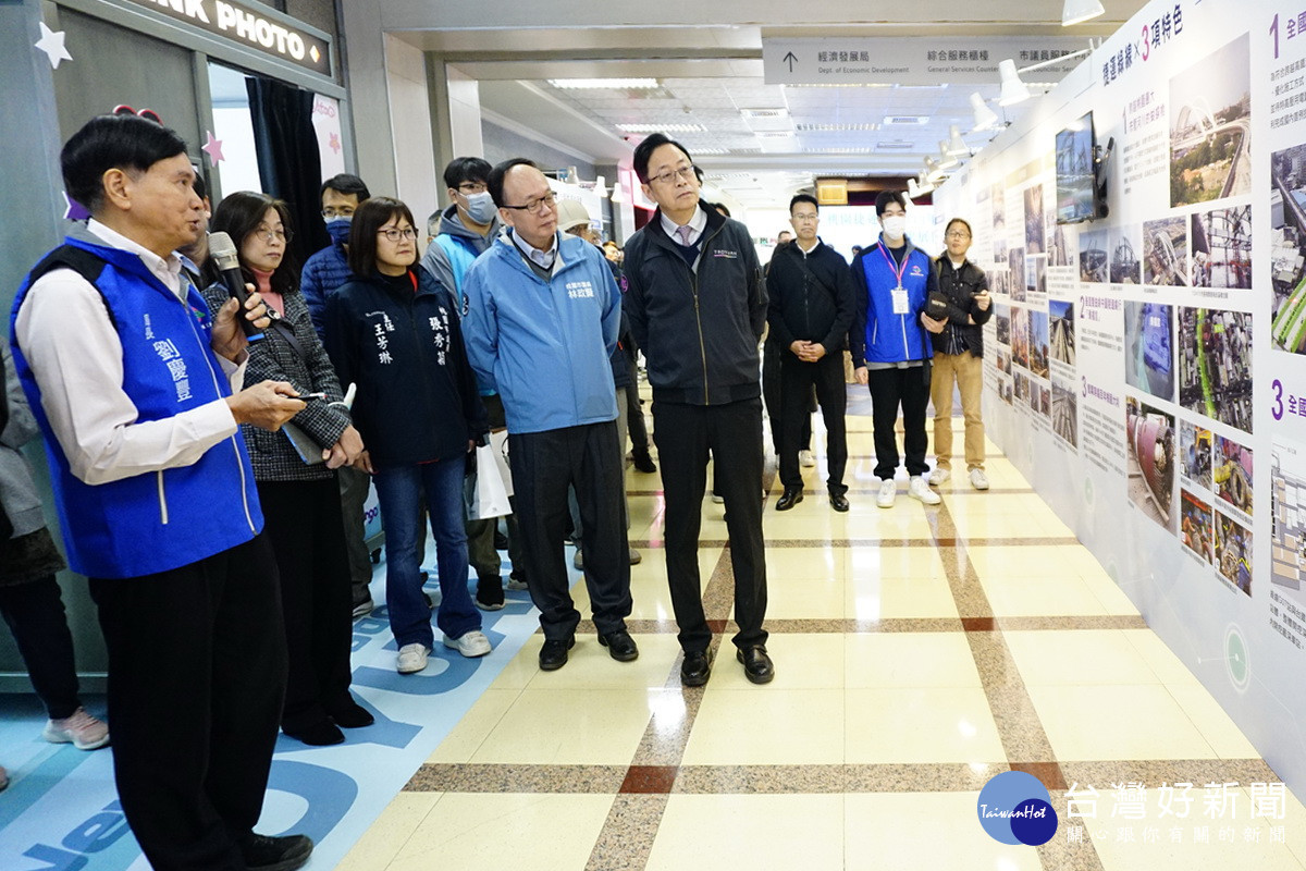 桃園市長張善政參觀「桃園捷運綠線113年成果發表會暨成果展」。<br /><br />
