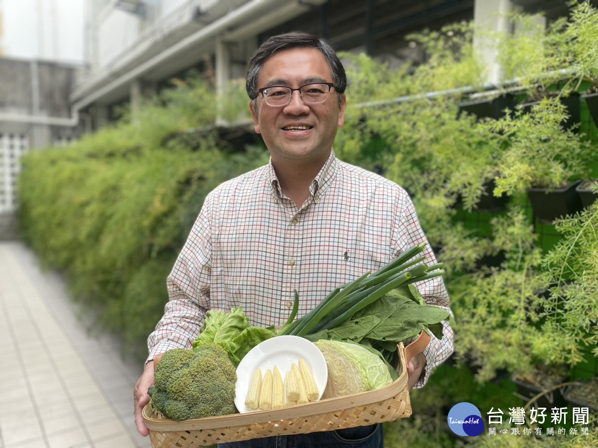 黃總幹事親身投入農產品推廣行銷，化身百萬流量網紅「霧農大叔」。