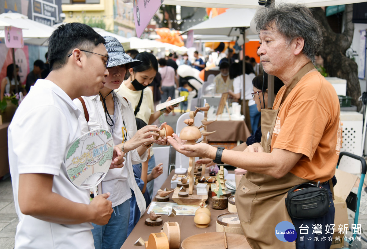 陳誌誠主要透過展攤推廣木工文創商品／勞動部雲嘉南分署提供