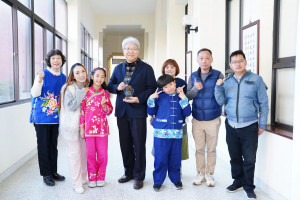 竹東國小五年級學生鄭宇宸、黃苡喬以精采的「食茶」對口相聲演出，榮獲全國第二名。