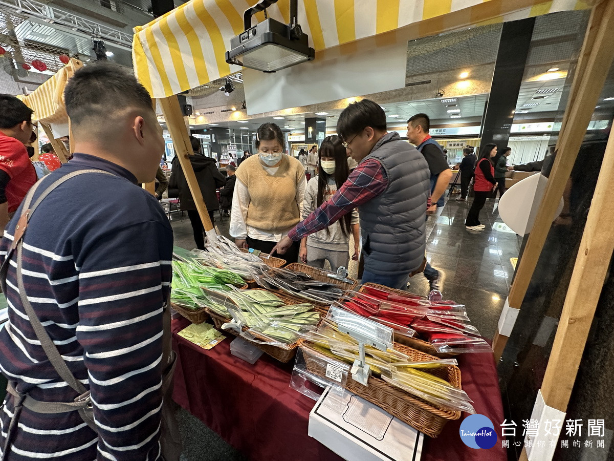 不少縣府員工與民眾都來洽詢選購。（記者扶小萍攝）