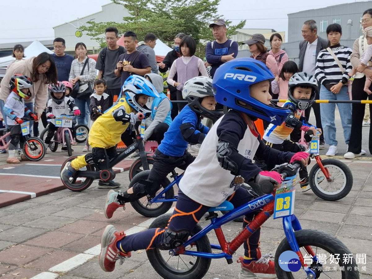 ▲高市府推廣全民運動，辦理波力Poli健跑暨滑步車活動。