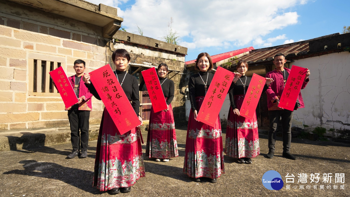 靈鷲山師兄姐手拿2025年春聯墨寶，祝福蛇年平安。（圖由靈鷲山佛教教團提供）