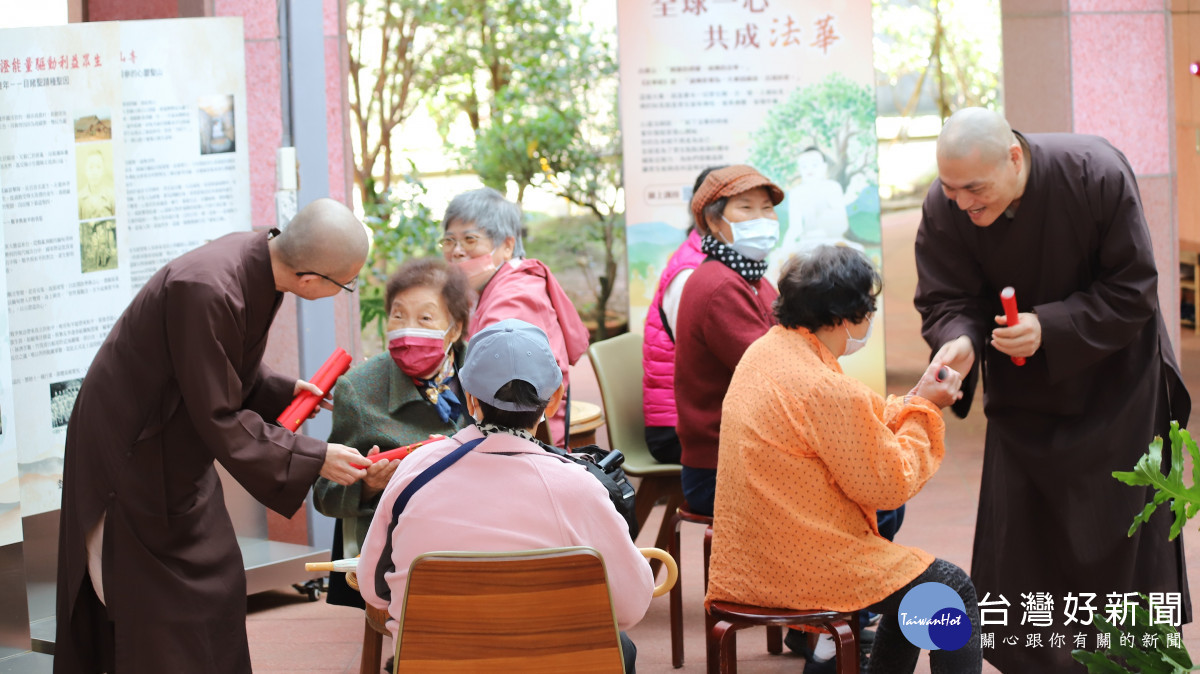 靈鷲山法師發春聯給民眾。（圖由靈鷲山佛教教團提供）