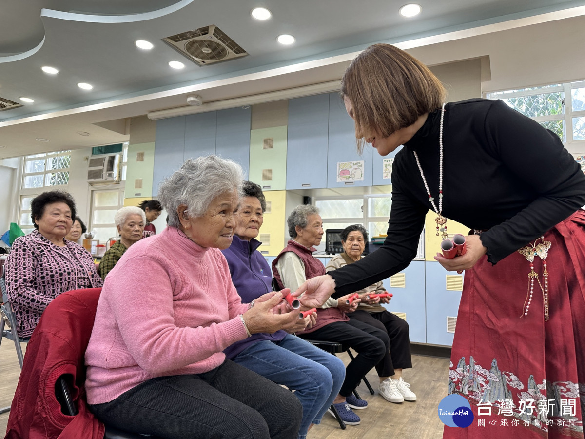 靈鷲山師姐發春聯給新北市貢寮區長者，與地方結緣。（圖由靈鷲山佛教教團提供）<br /><br />
<br /><br />
