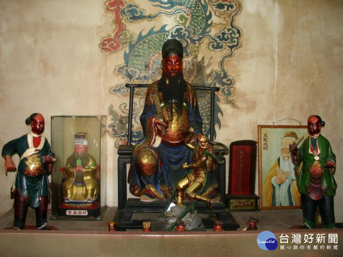 台中市定古蹟大甲文昌祠，供奉泥土塑像，再彩釉漆之珍貴的文昌帝君。（記者陳榮昌攝）