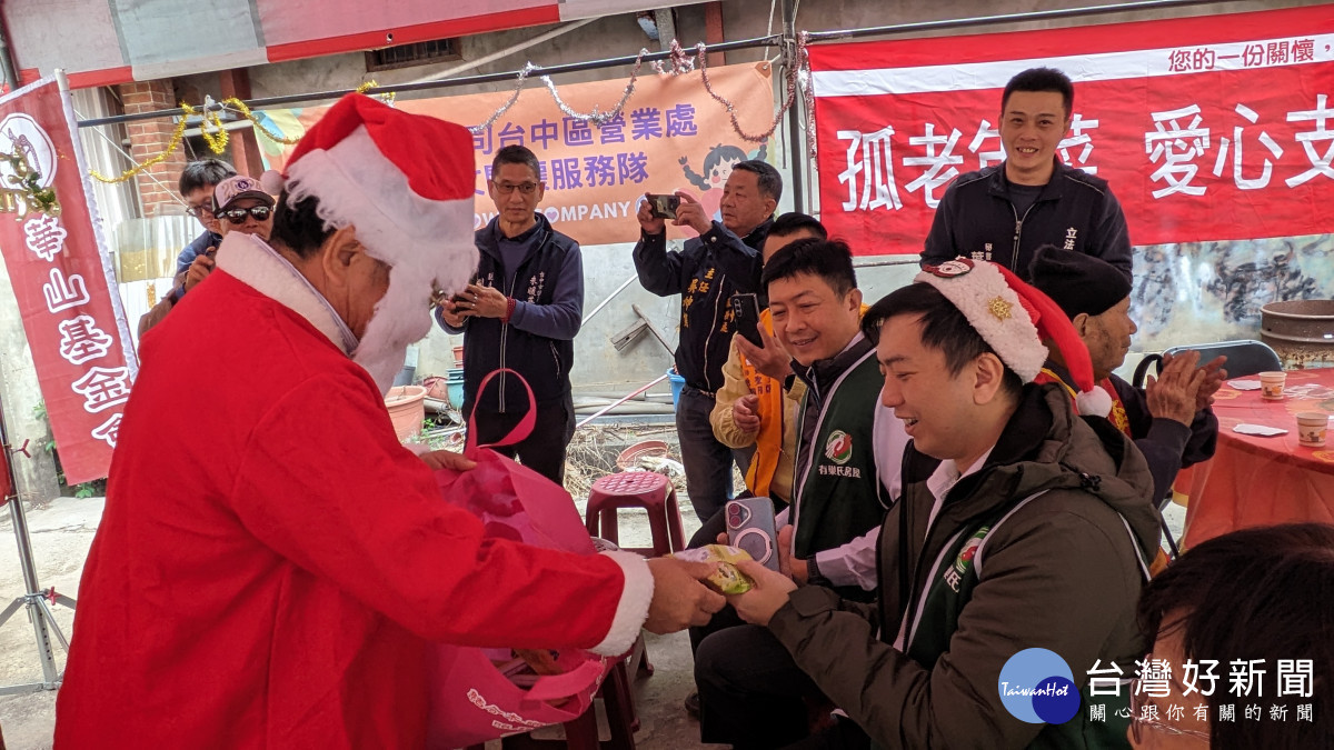 台電台中區處顏錦義處長裝扮成耶誕老公公，與同仁及志工們一同關懷社福團體。