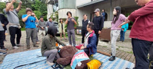 新竹分署於東眼山國家森林遊樂區辦理台灣黑熊救傷應變演練活動，獸醫人員說明於戶外進行傷熊麻醉、醫療協助、場控、搬運、侵擾排除等情境。(林業保育署新竹分署提供)