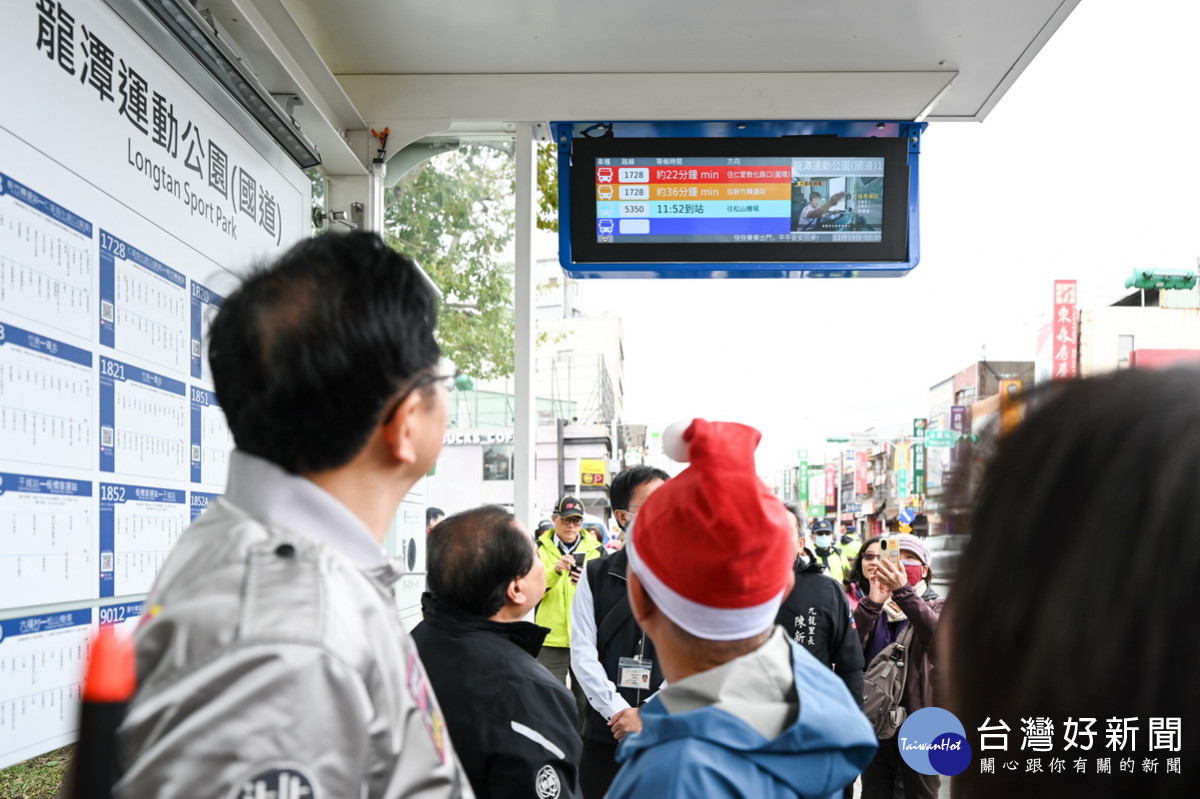 桃園市長張善政視察龍潭運動公園站長廊式候車亭使用情形。<br /><br />
