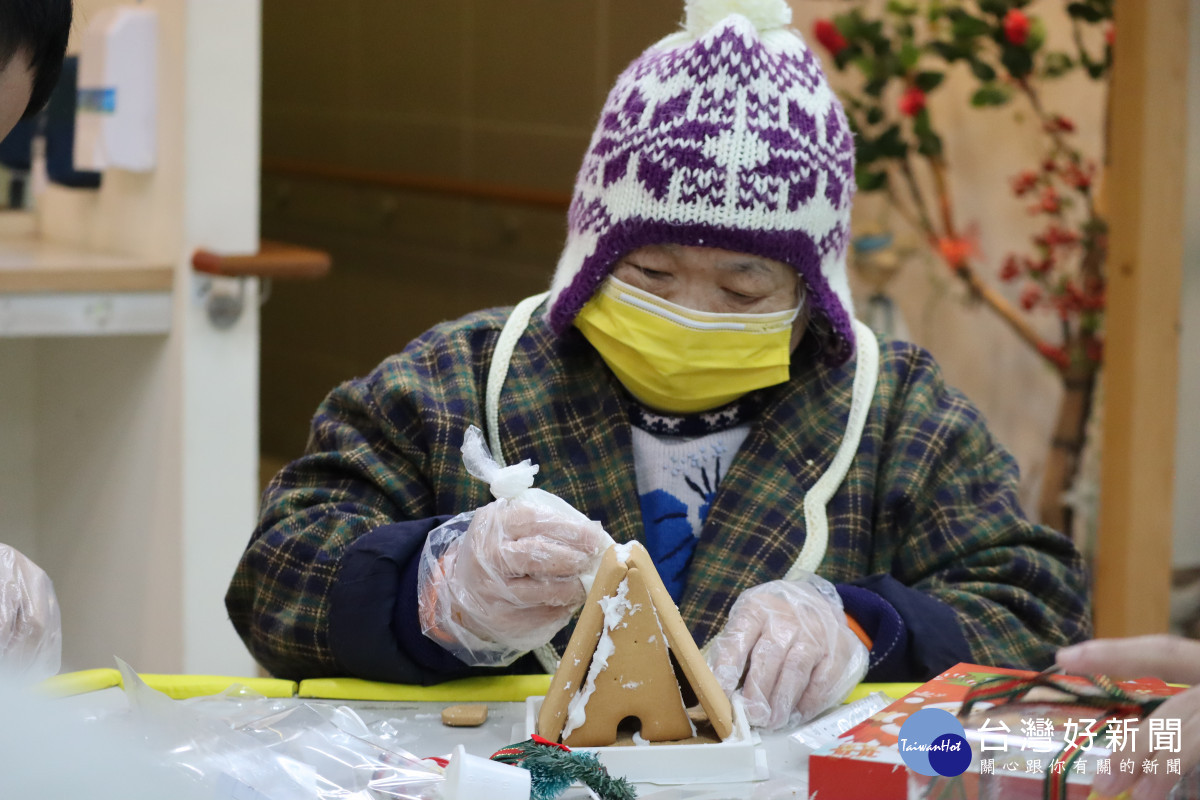 桃醫桃樂居日照中心         手工餅乾薑餅屋慶聖誕