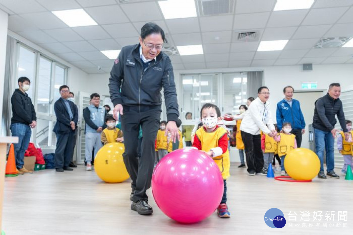 張市長與幼童協力滾動大龍球。