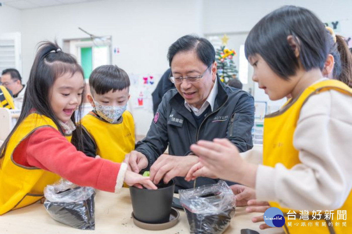 張市長與幼童一起種植幼苗。