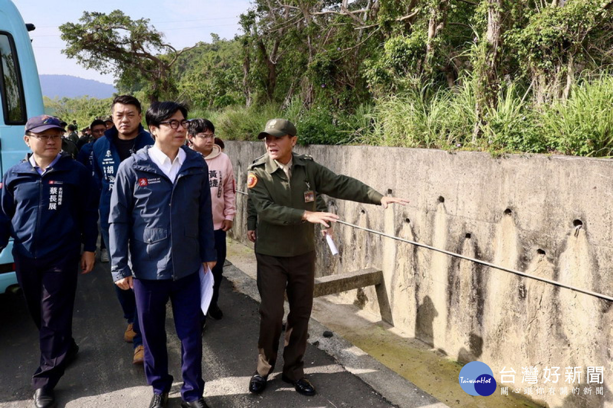 ▲陳其邁率市府團隊至軍區內勘查山坡地水土保持及圍牆重建進度。