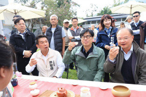 ▲陳其邁頒發第三屆山茶評鑑獎項，並進行「台灣橙茶故鄉」揭牌及山茶封存儀式，同時品嚐山茶的獨特韻味。