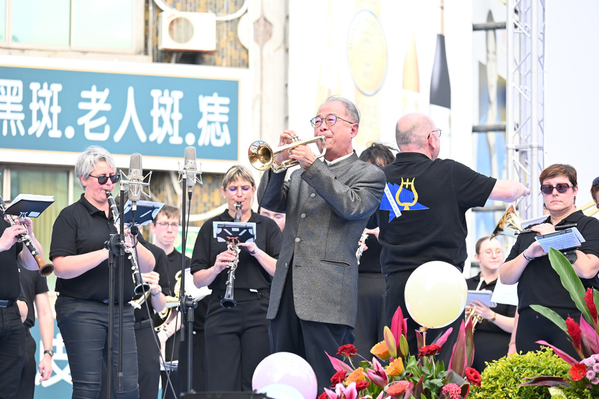 法國朗塞爾市立管樂團與臺灣知名小號演奏家葉樹涵教授合奏《愛的頌歌》開場／陳致愷攝影