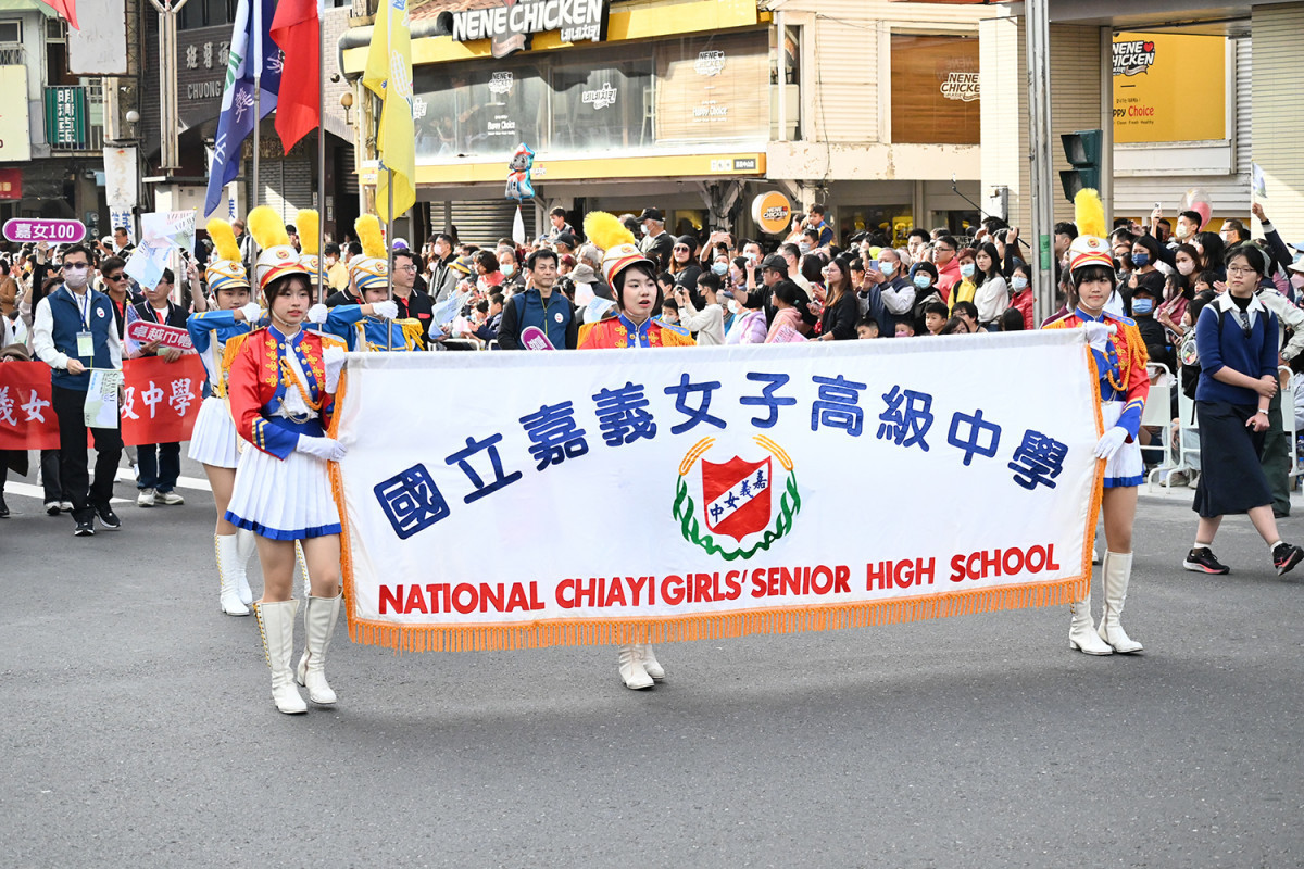 踩街活動開始，由在地代表團隊嘉義女中樂旗儀隊領軍／陳致愷攝影