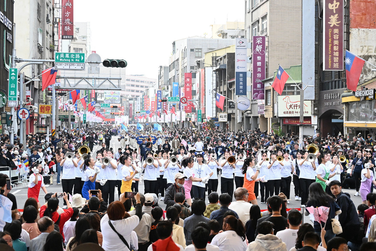 2024嘉義市國際管樂節踩街嘉年華現場擠滿人潮／陳致愷攝影