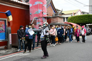 導覽人員在國定古蹟元清觀為參加單身聯誼活動的青年朋友導覽希望他們能訪古蹟覓良緣。圖／彰化市公所提供